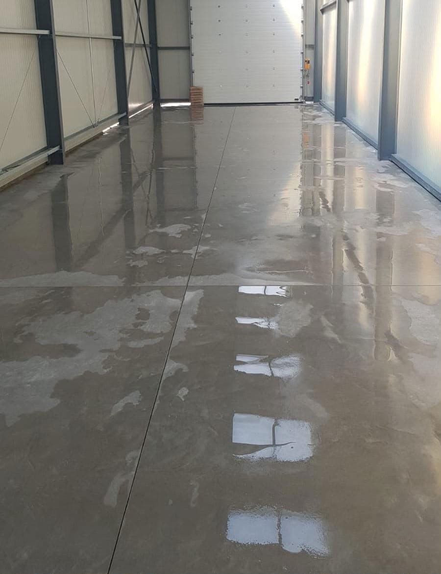 Detalle de pulido en superficie de hormigón